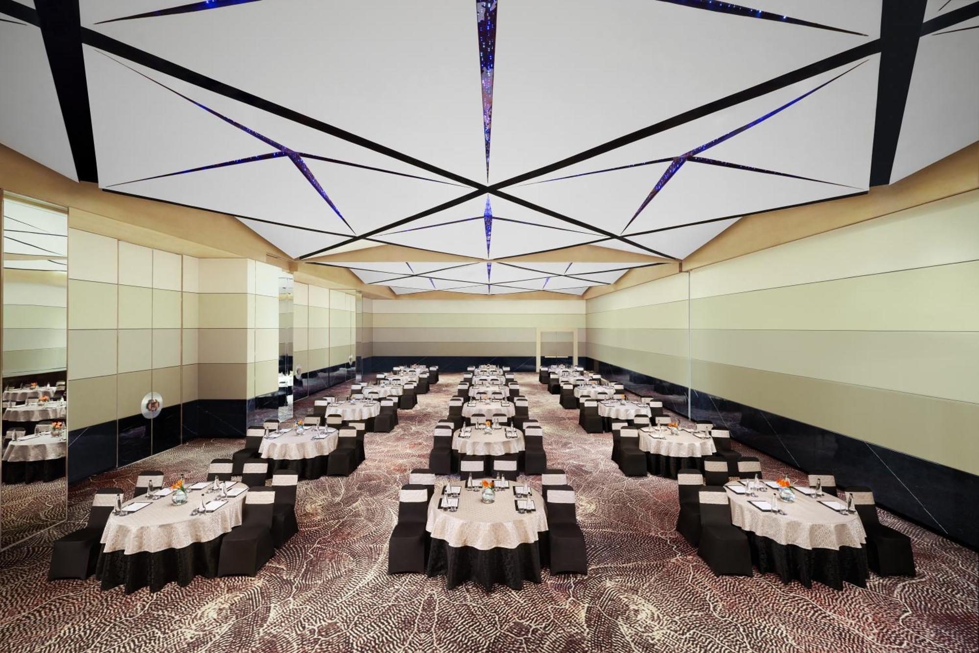 Novotel New Delhi City Centre Экстерьер фото