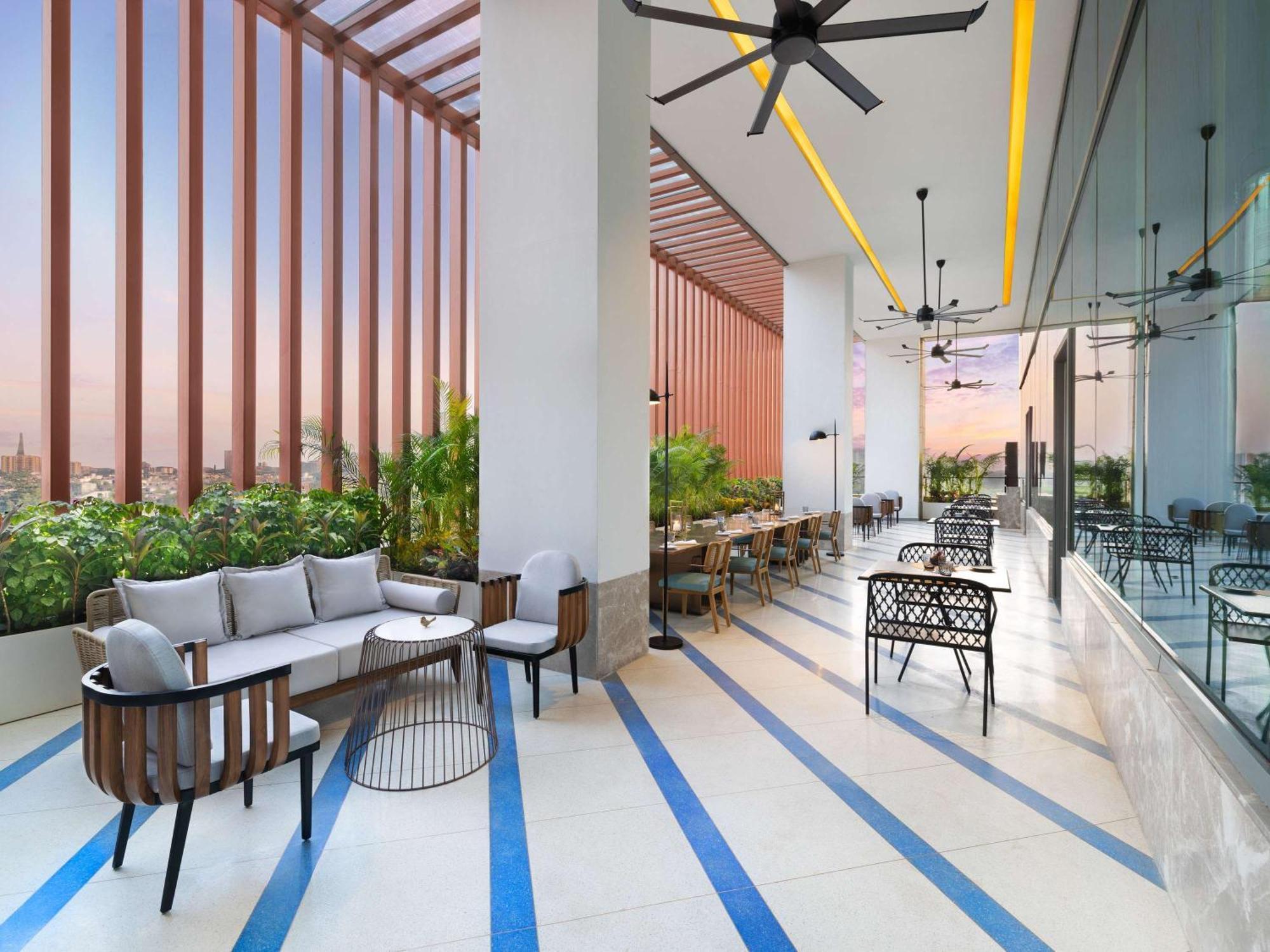 Novotel New Delhi City Centre Экстерьер фото