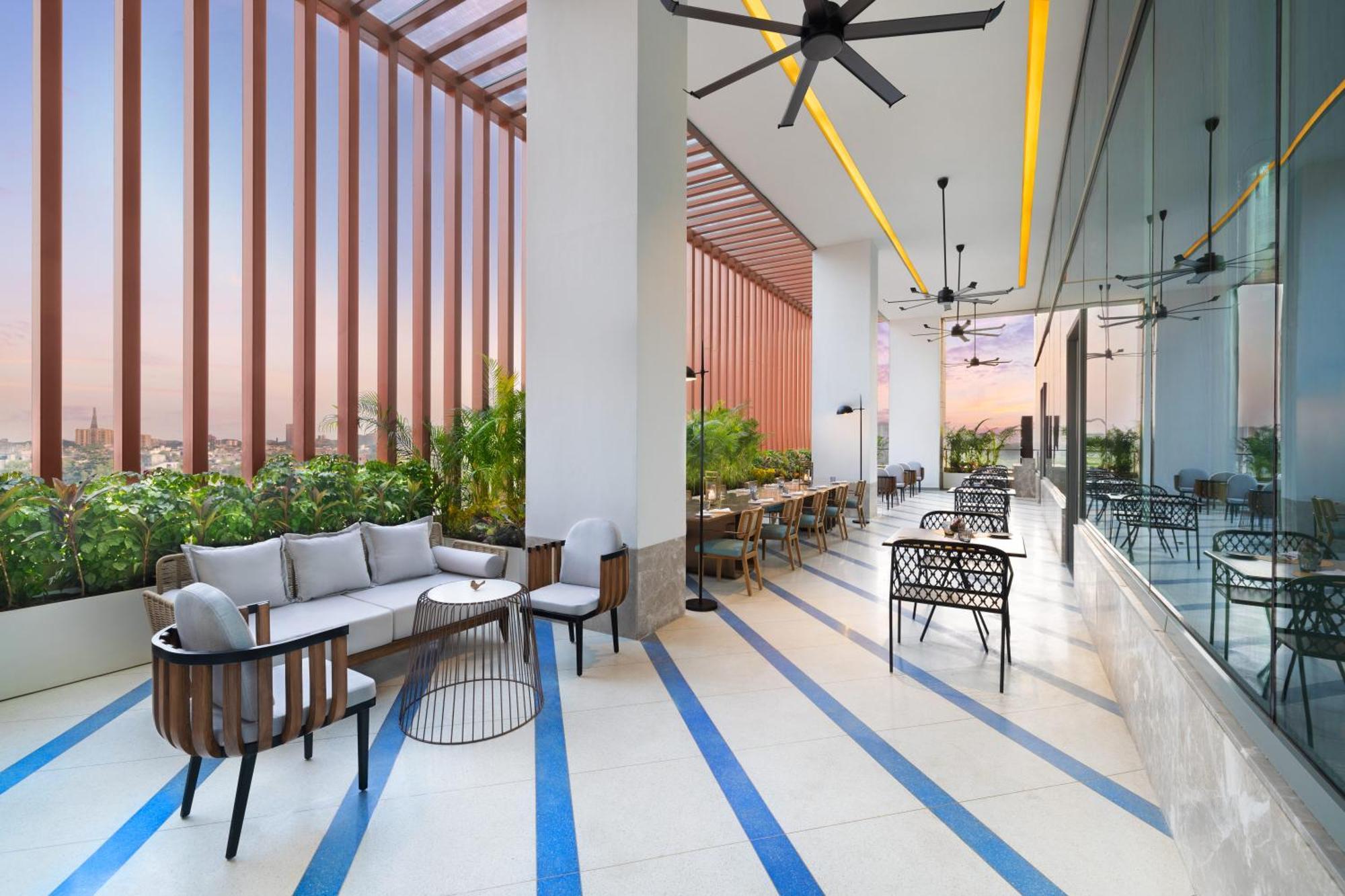 Novotel New Delhi City Centre Экстерьер фото