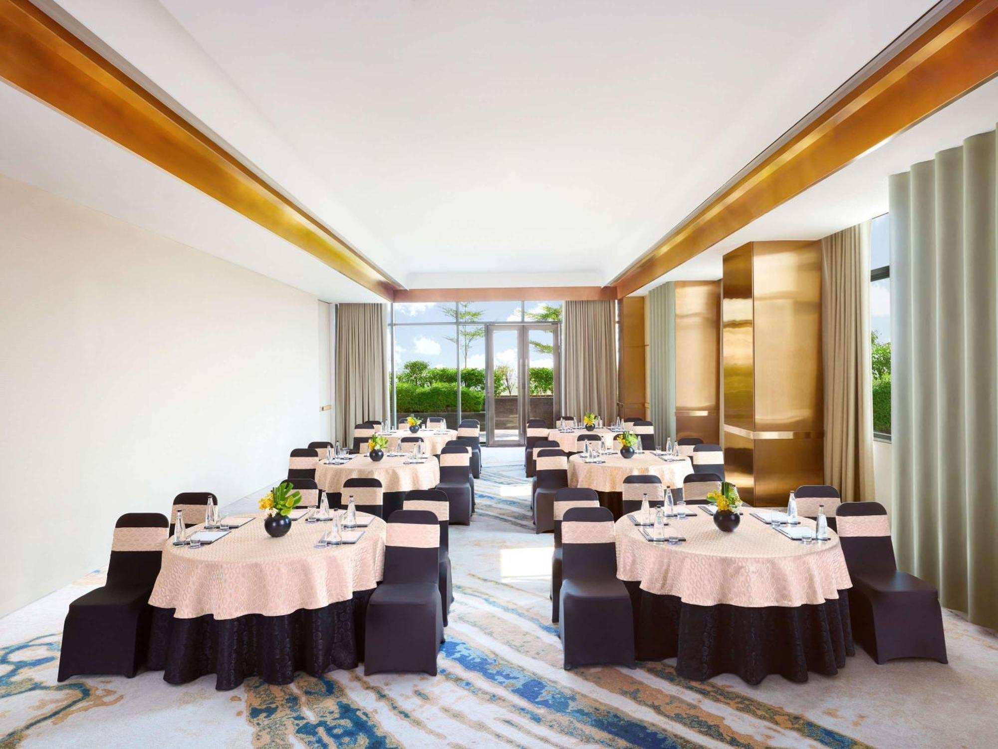 Novotel New Delhi City Centre Экстерьер фото