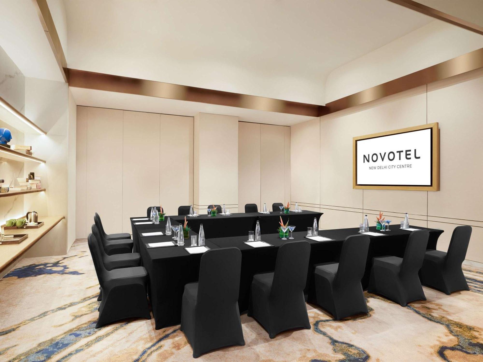 Novotel New Delhi City Centre Экстерьер фото